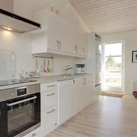 بيت للعطل Three-bedroom Holiday In *